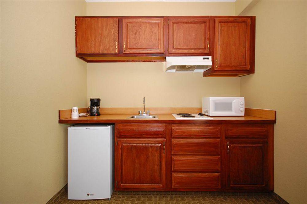 Best Western Airport Inn & Suites Cleveland Brook Park Esterno foto